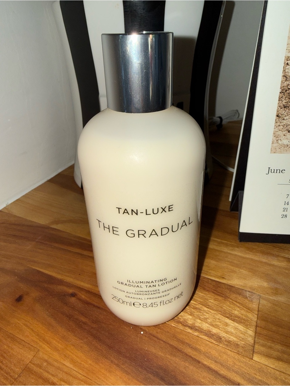 NWT TAN-LUXE The Gradual Illuminating Gradual Tan Lotion - Cream